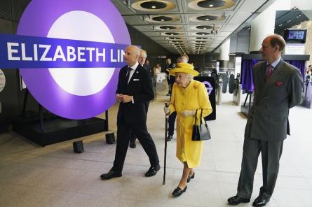 Королева неожиданно появилась на публике, чтобы посетить метро