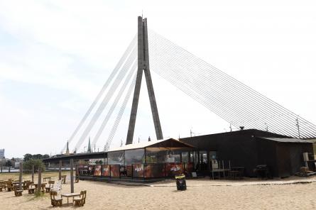 Купание под Вантовым мостом: в центре Риги можно совершить омовение и загореть