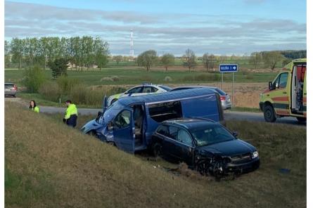 ЧП на дорогах: столкновение на шоссе; Citroen влетел в машины на обочине (ВИДЕО)