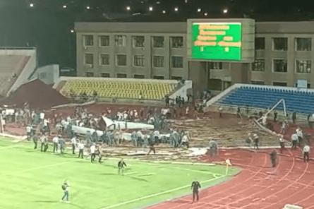 В Казахстане во время футбольного матча на стадионе сорвало кровлю (ВИДЕО)