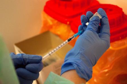 О необходимости в вакцинации от вируса оспы обезьян в Латвии рассказали эксперты