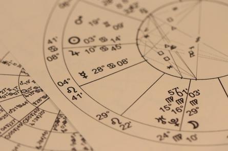Будьте начеку! Астролог Глоба предостерегла знаки зодиака от опасностей в июне