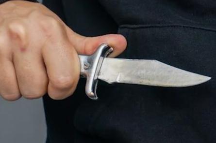 Ограбление в Риге: напали на прохожего с ножом, отобрали телефон и деньги