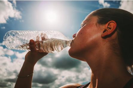 Пейте воду, чтобы избежать обезвоживания! Латвийский врач дал рекомендации