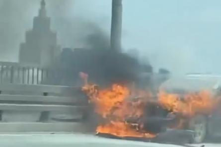 На Островном мосту в Риге загорелось авто (ВИДЕО)