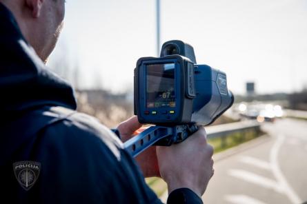 В пятницу на дорогах Латвии задержано 148 нарушителей скорости