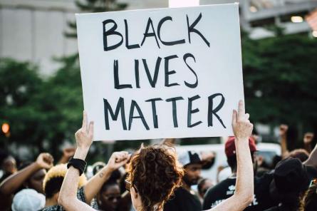 60 полицейских пуль: в США вновь начались протесты Black Lives Matter