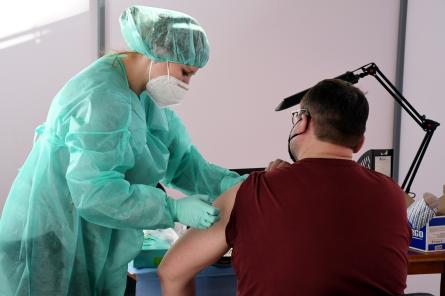 Латвийский эксперт: существующая вакцина слабо защищает от заражения Covid-19