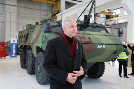 Министр обороны Латвии посоветовал Сербии задуматься