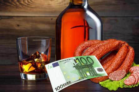 Взятка латвийскому полицейскому от хулигана: 100 евро, бутылка и мясо
