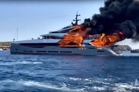 В Испании сгорела новая суперъяхта миллионера Паоло Скудиери