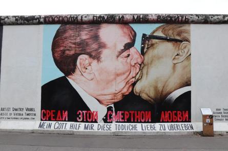Умер художник Дмитрий Врубель, автор граффити «Братский поцелуй»