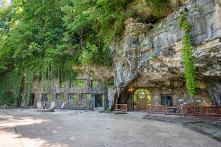 Самая роскошная пещера в мире выставлена на продажу: как она выглядит внутри