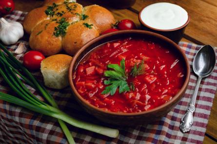 Назван один ингредиент, который отличает красный борщ от супа со свеклой