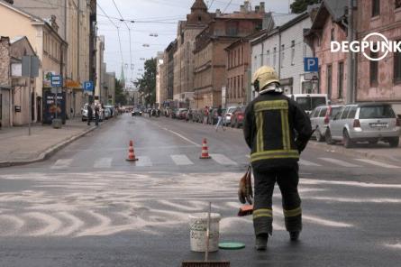 Каток в центре Риги: на дороге разлилось растительное масло