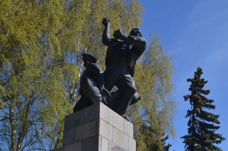 Конкурсы на снос советских памятников в Латвии: желающих хоть отбавляй