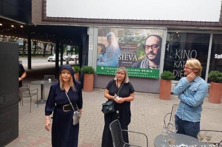 Пугачева в капюшоне замечена на премьере Серебренникова в Риге