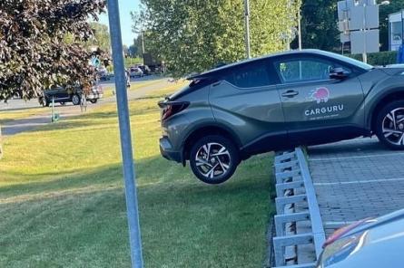 ЧП: «эффектная парковка» в Риге; девушка на самокате врезалась в Opel (ВИДЕО)