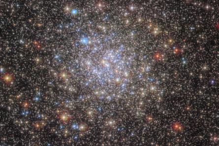 «Хаббл» показал красочное скопление рассеянных звёзд