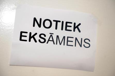 Женщину 74 лет несут сдавать экзамен по латышскому языку (ВИДЕО)