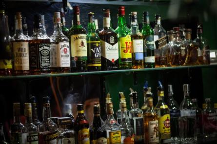 Решено: в Латвии резко сократят время продажи алкогодя