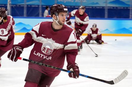 Латвийские хоккеисты проиграли в матче со Швецией