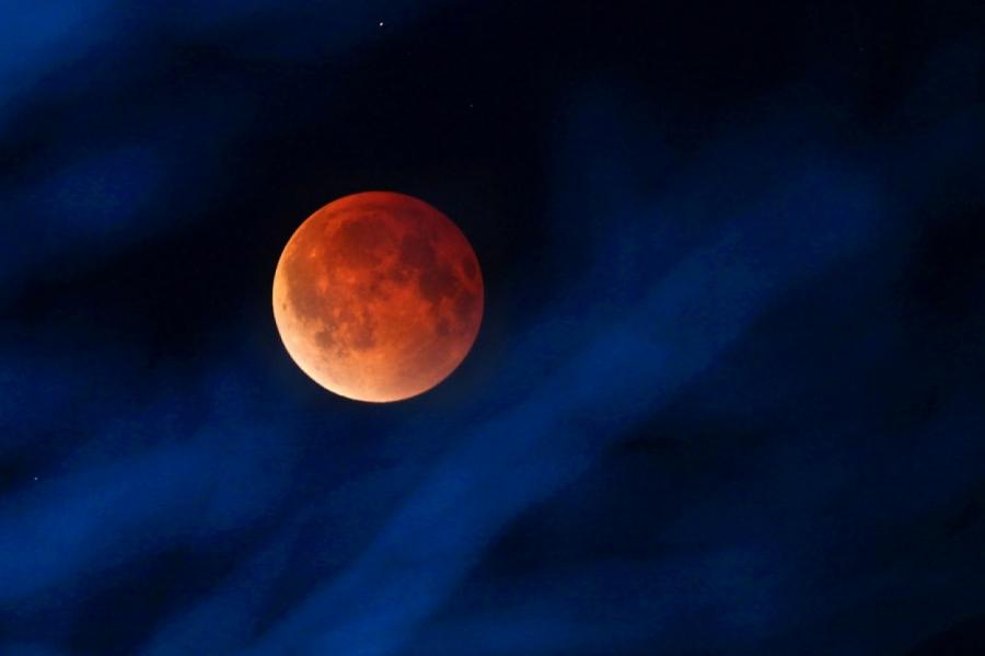 Полное лунное затмение показали в двухминутном видео