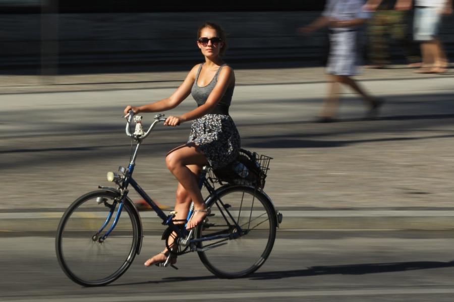Велосипедистов будут штрафовать за пользование телефоном