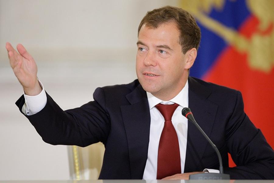 Медведев призвал нарисовать портрет русской бедности