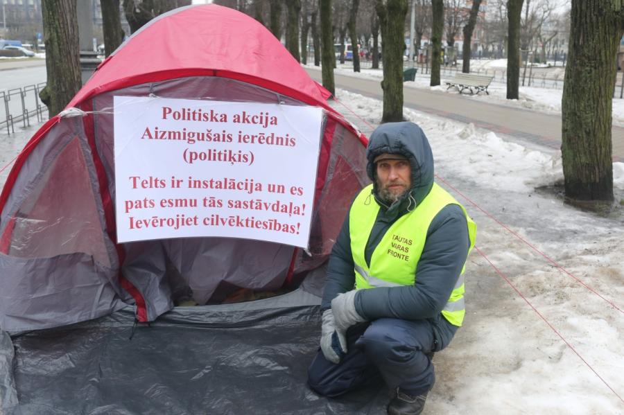 Палатка с видом на кабмин: что требует голодающий у здания правительства Латвии