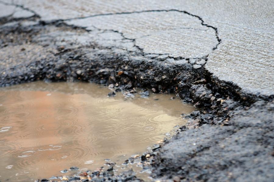 Ищут виноватых: ремонт на латвийских дорогах не продержался и года