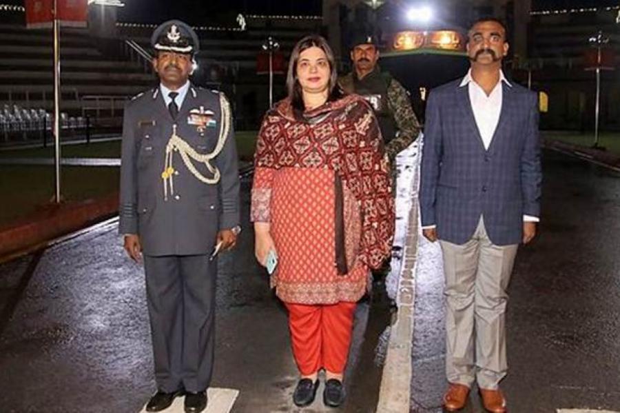 Пакистан выдал Индии пленного пилота (фото, видео)
