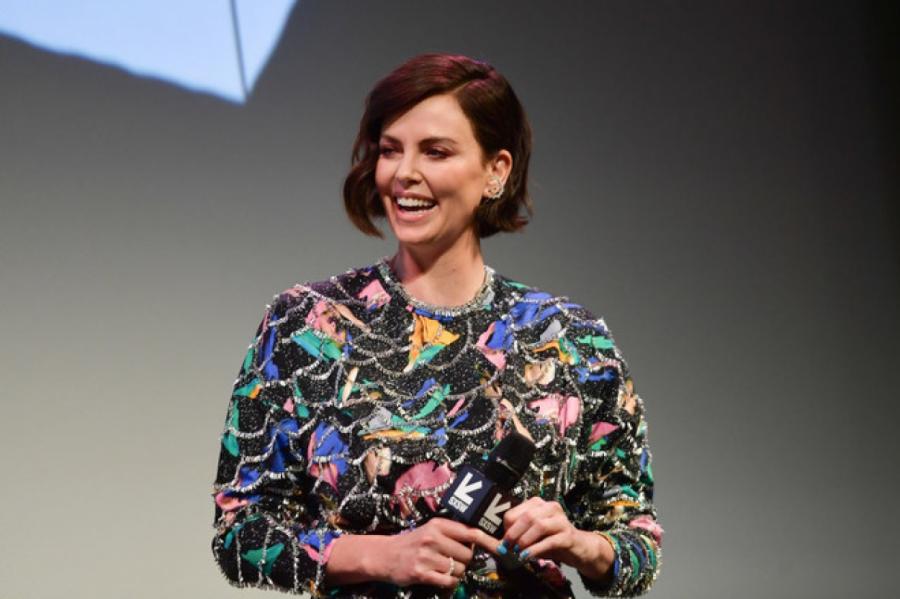 Подчеркнуть красоту: Шарлиз Терон в мини-платье Louis Vuitton