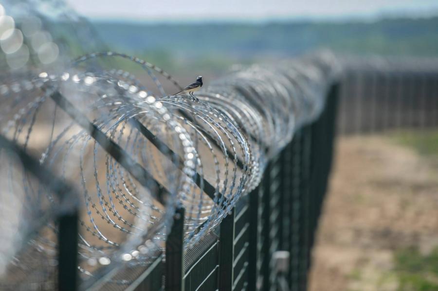 «Русских разделили колючкой»: Жириновский заметил забор на границе с Латвией