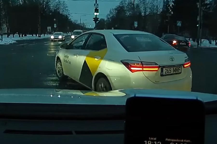 ВИДЕО: подрезавший на дороге водитель Yandex.Taxi бурно отреагировал на критику