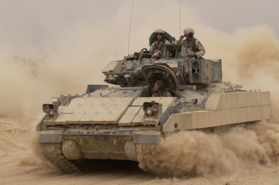 Американскую армию усиливают танк M1A2 Abrams и боевая машина M2 Bradley