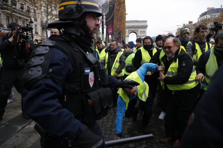 В Париже продолжаются беспорядки «желтых жилетов»