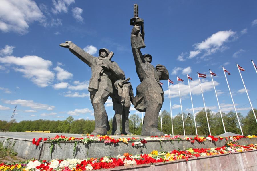 Новая атака на монумент Освободителям: «Этому памятнику нет места в Латвии»