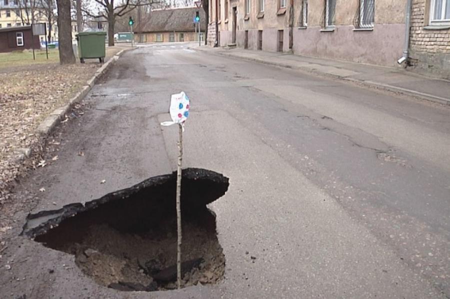 Рижан предупреждают: на дороге в городе образовался «настоящий кратер»