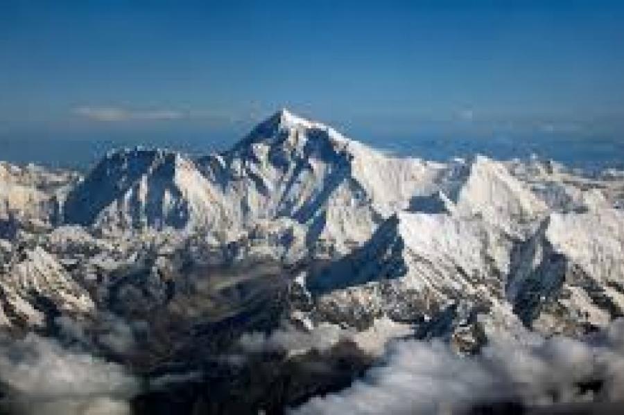 На Эвересте под тающими льдами находят все больше тел погибших альпинистов