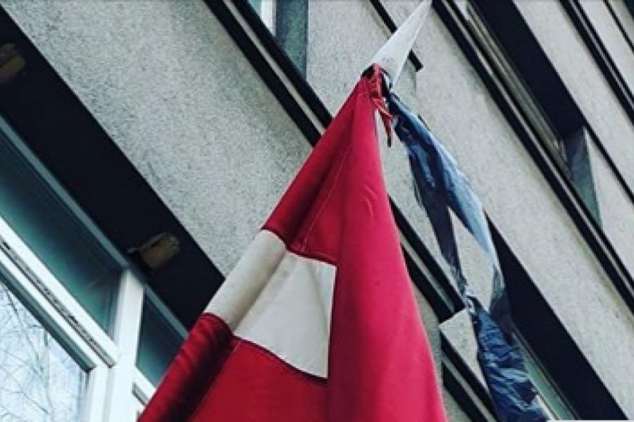 Мусорный пакет вместо траура?! Рижане в шоке от издевательства над флагом Латвии