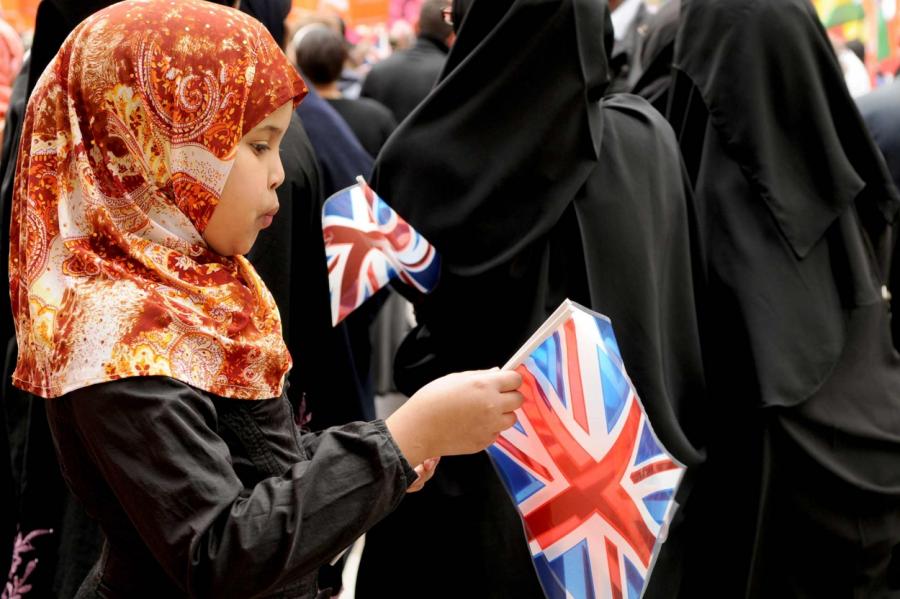 Британские мусульмане запретили ЛГБТ-уроки в школах. Против них вызвана полиция