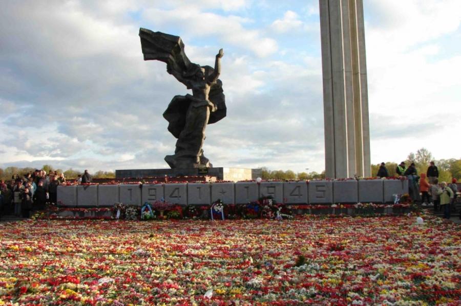 В Латвии начат сбор подписей за сохранение в Риге Памятника Освободителям