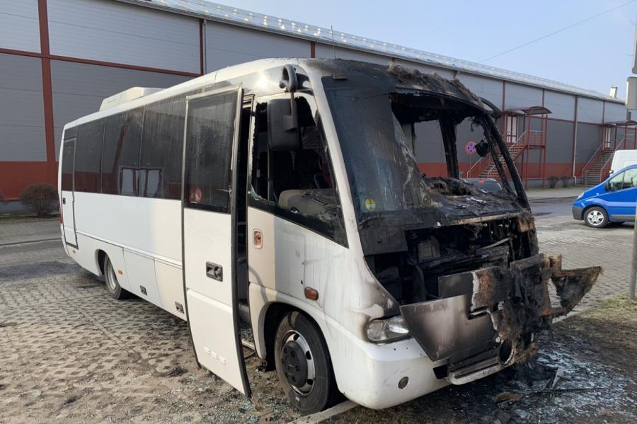 В Даугавпилсе сожгли автобус, на котором приехали эстонские дети