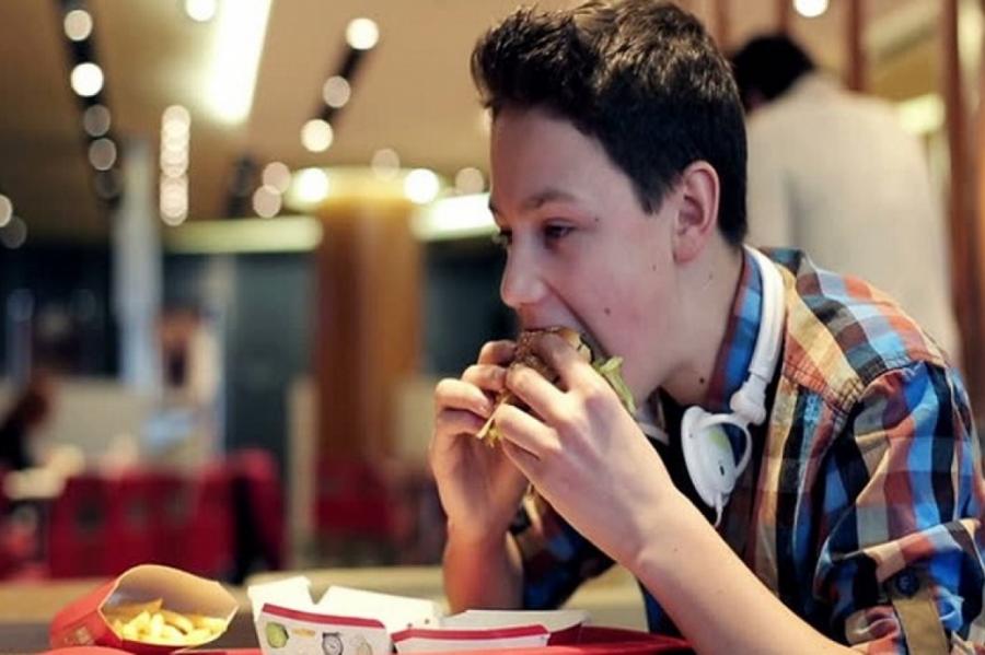Соцсети делают подростков более восприимчивыми к вредной еде и фастфуду