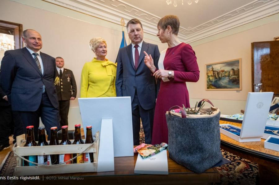Президентские подарки: Вейонис поменял орден Трех Звезд на упаковку пива?