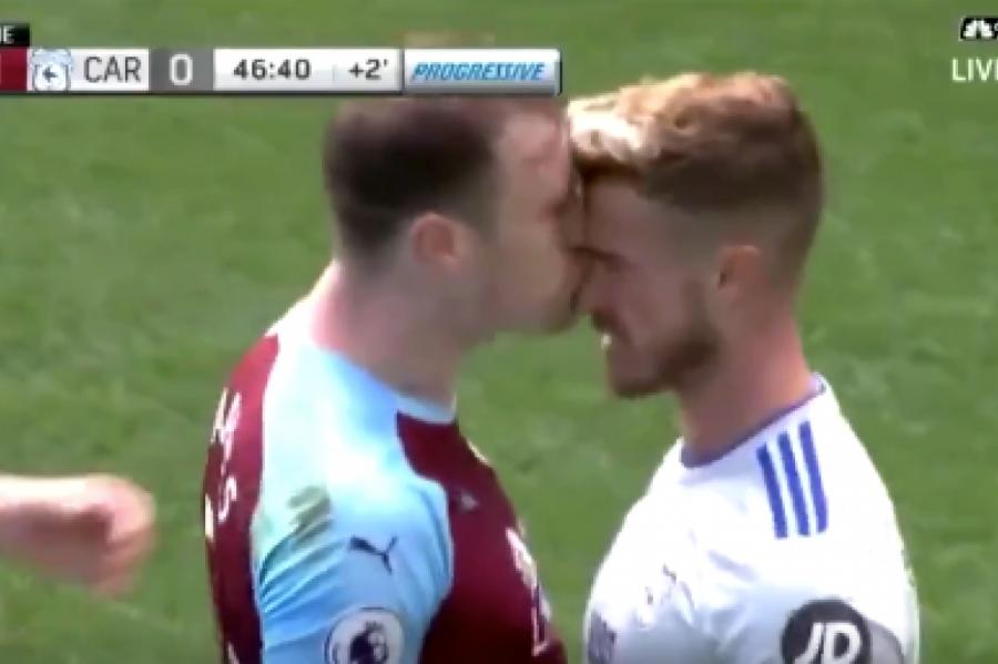 Английский футболист получил желтую карточку за поцелуй соперника (ВИДЕО)