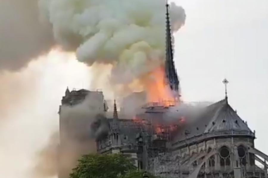 Собор Парижской Богоматери охватил масштабный пожар