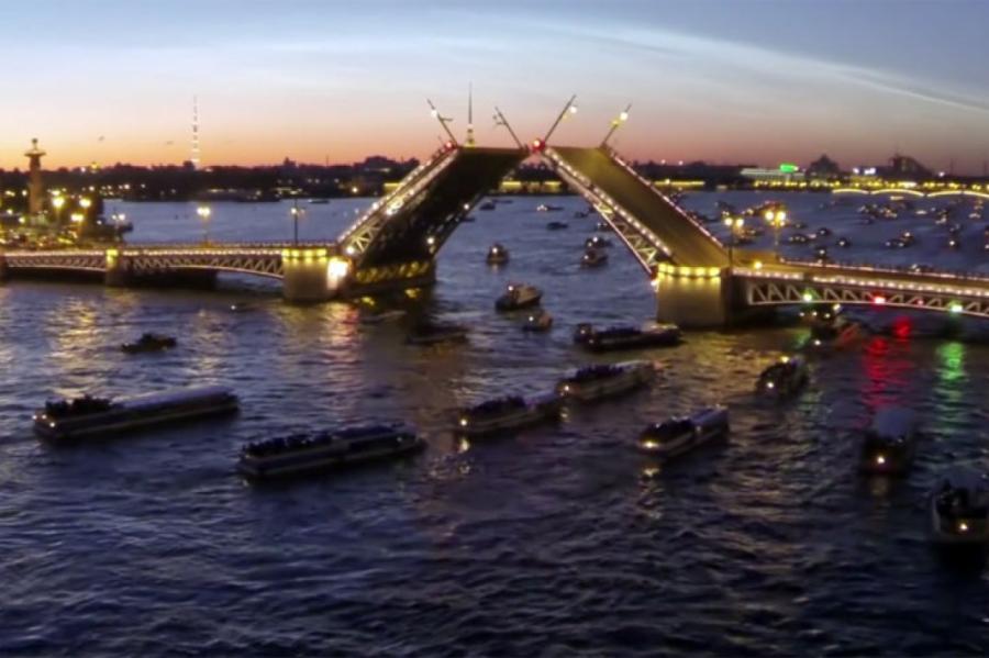 В Петербурге иностранец попытался перепрыгнуть на машине через разводной мост