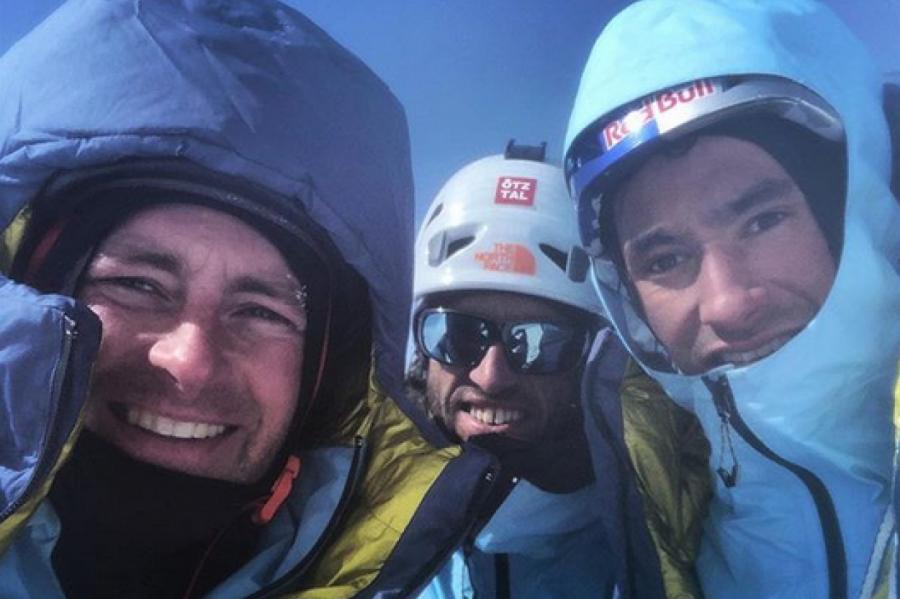 Трое лучших альпинистов мира погибли при сходе лавины в Канаде